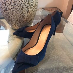 RSVP by Talbots Navy Bow Suede Pumps. Excellent!